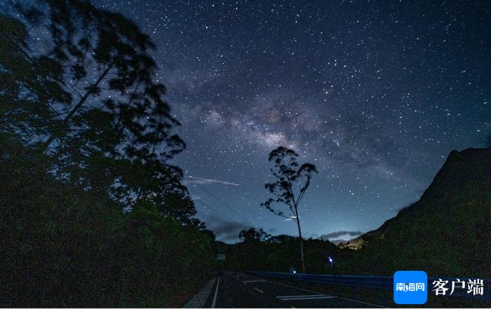 热带雨林云绕山间星满天 夏天一起来海南追“星”