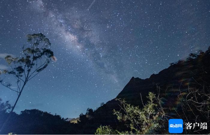 热带雨林云绕山间星满天 夏天一起来海南追“星”