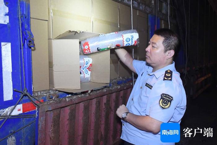 货车拉载2128件“违禁品”入岛！海口执法人员凌晨拦截