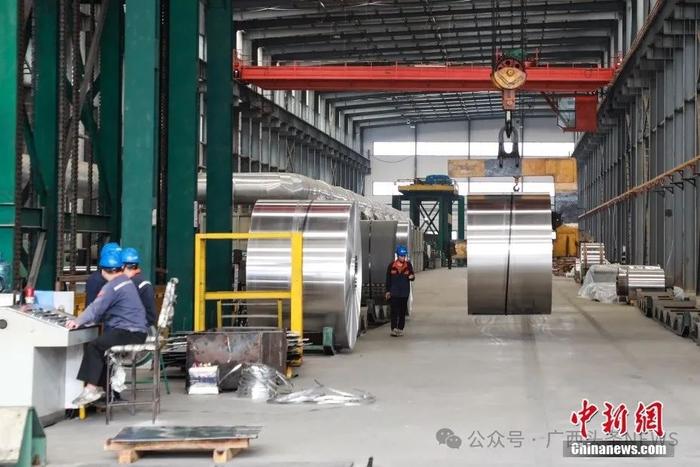 图为广西百色一铝材生产企业内,工人正在忙碌。中新社记者 王伟臣 摄