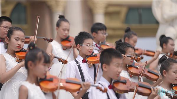 “提琴快闪”惊艳群力音乐长廊！继红小学弦乐团为“尔滨”音乐之城代言