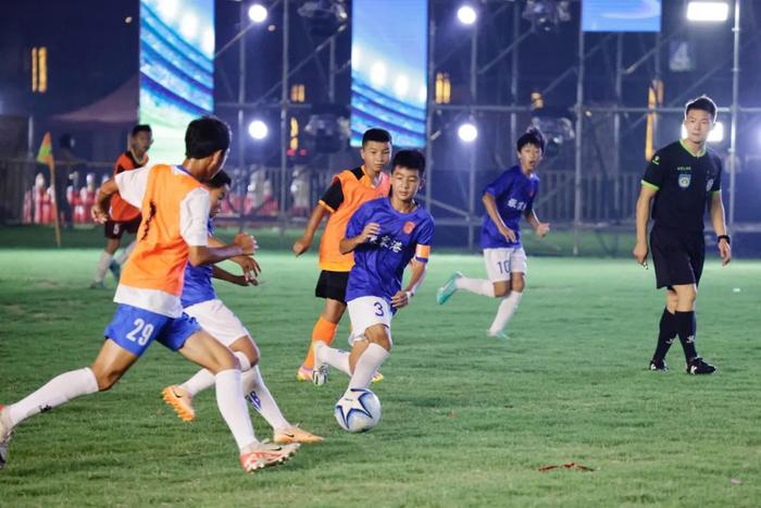第二十五届“贝贝杯”青少年足球赛在苏州开幕