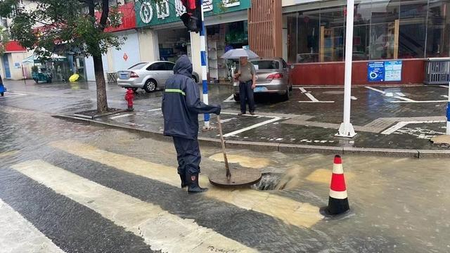 江苏多地连降暴雨，住建系统出动3万余人次抢险排涝