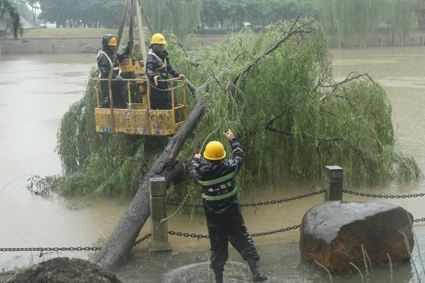 江苏多地连降暴雨，住建系统出动3万余人次抢险排涝