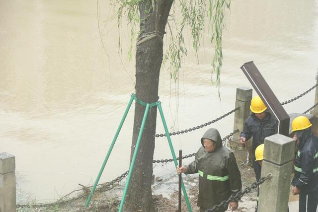 江苏多地连降暴雨，住建系统出动3万余人次抢险排涝