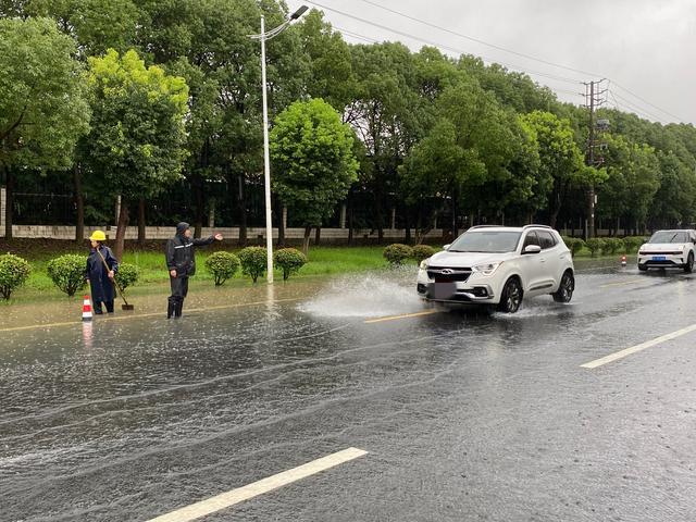 江苏多地连降暴雨，住建系统出动3万余人次抢险排涝