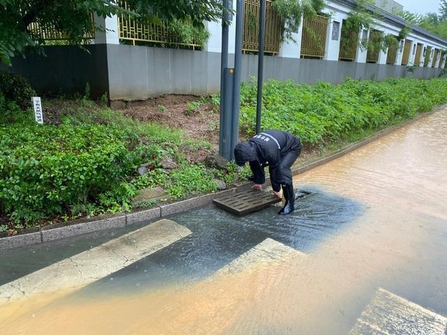 江苏多地连降暴雨，住建系统出动3万余人次抢险排涝