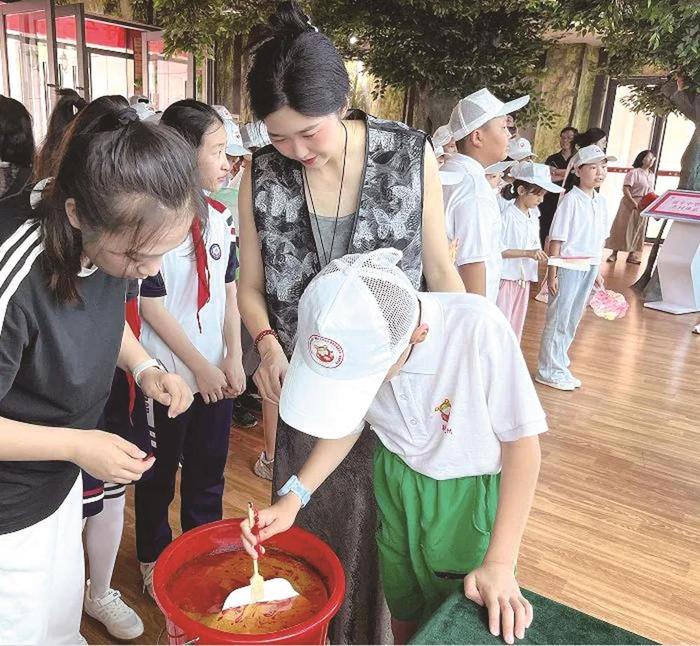 渚河路小学与和静县少先队员开展校际联谊活动