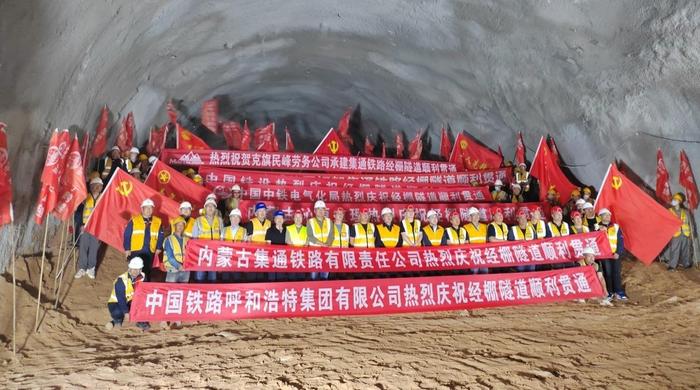 “天津港保税区企业设计”国内最长风积砂隧道顺利贯通！
