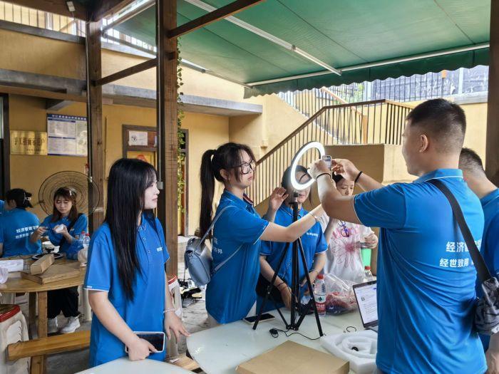 四川工程职业技术大学开展“电商直播带货，助力乡村振兴”社会实践活动