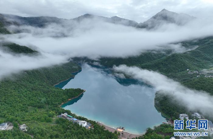 【“飞阅”中国】烟雨笼天池 遥看青堤岸