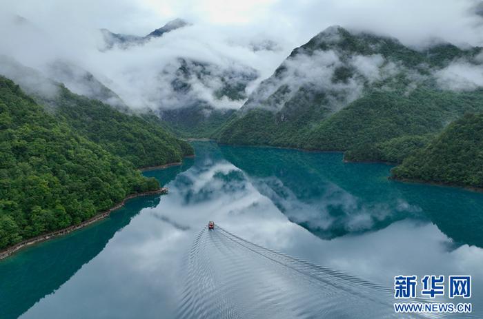 【“飞阅”中国】烟雨笼天池 遥看青堤岸