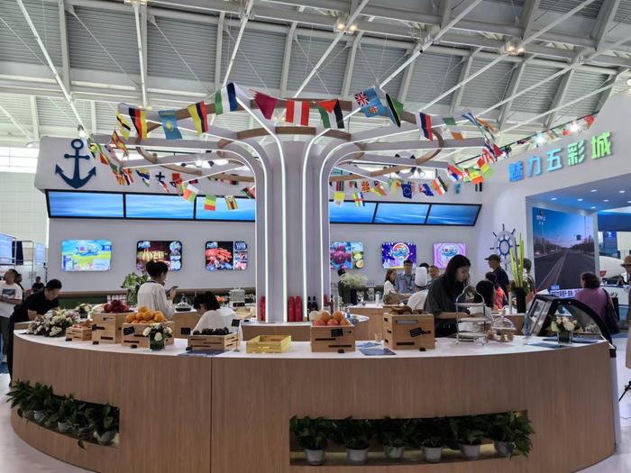 “购全球、买全球、吃全球”上百种全球商品齐聚东疆2024天津国际航运产业博览会