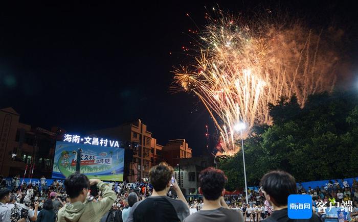 组图丨浪漫花火点亮盛夏夜空 海南“村VA”进入“铺前时间”