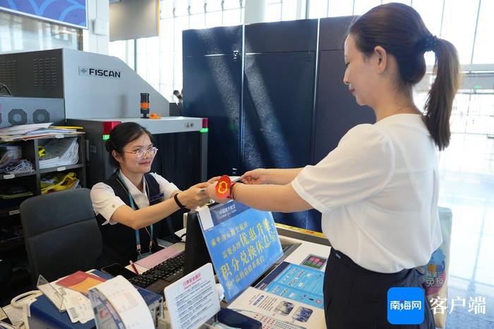 海口美兰机场推出接力式服务 助力特殊旅客出行无忧