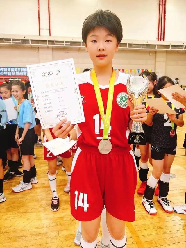 创历史最好成绩！松江女排小将在这场全市青少年比赛上收获银牌