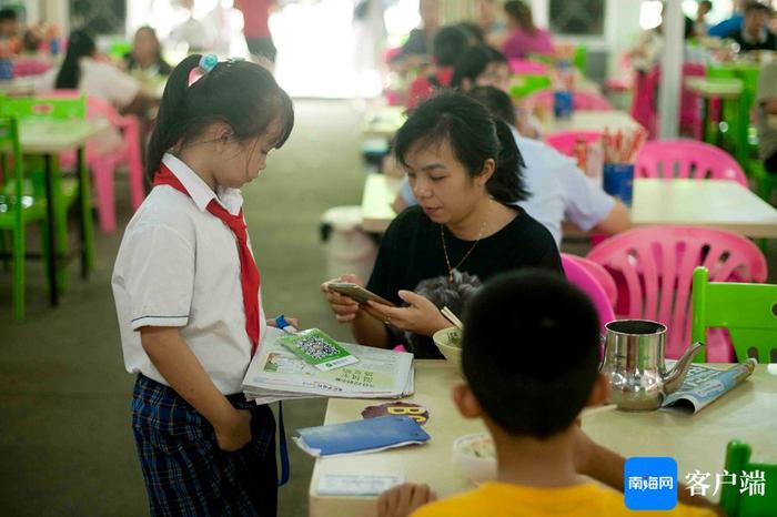 文昌树芳学校46名小学生参与“暑假亲子售报”活动 卖出1040份报纸