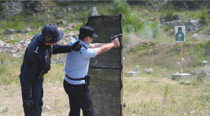 绥中公安开展手枪战术射击比武