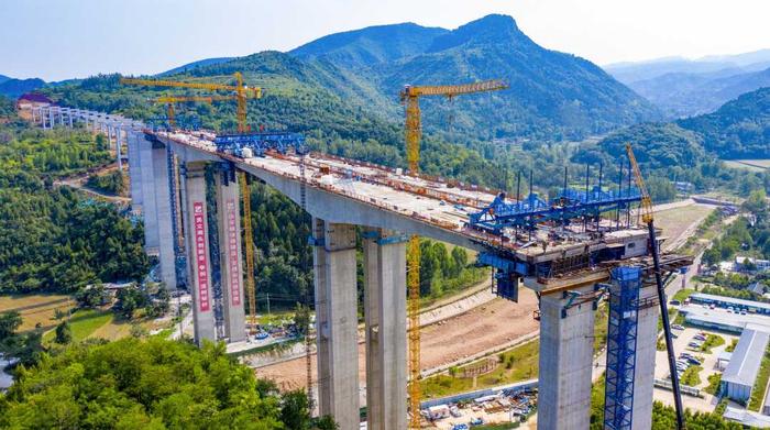 河南：济新高速建设加速