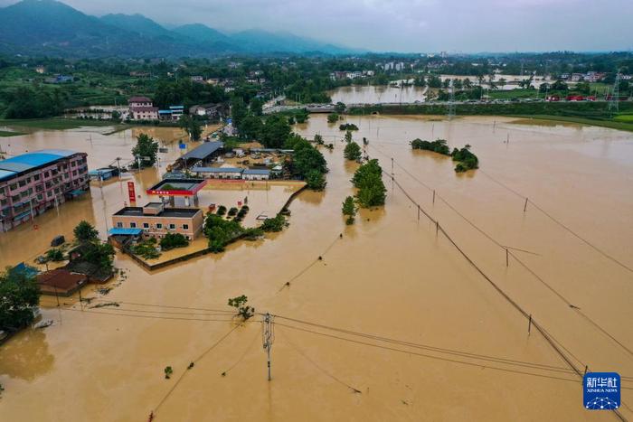 重庆12区县遭遇大暴雨 29条河流出现超警戒水位洪水