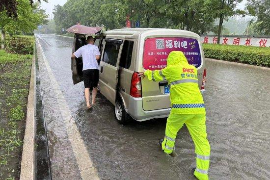 应对暴雨天气 我们在行动