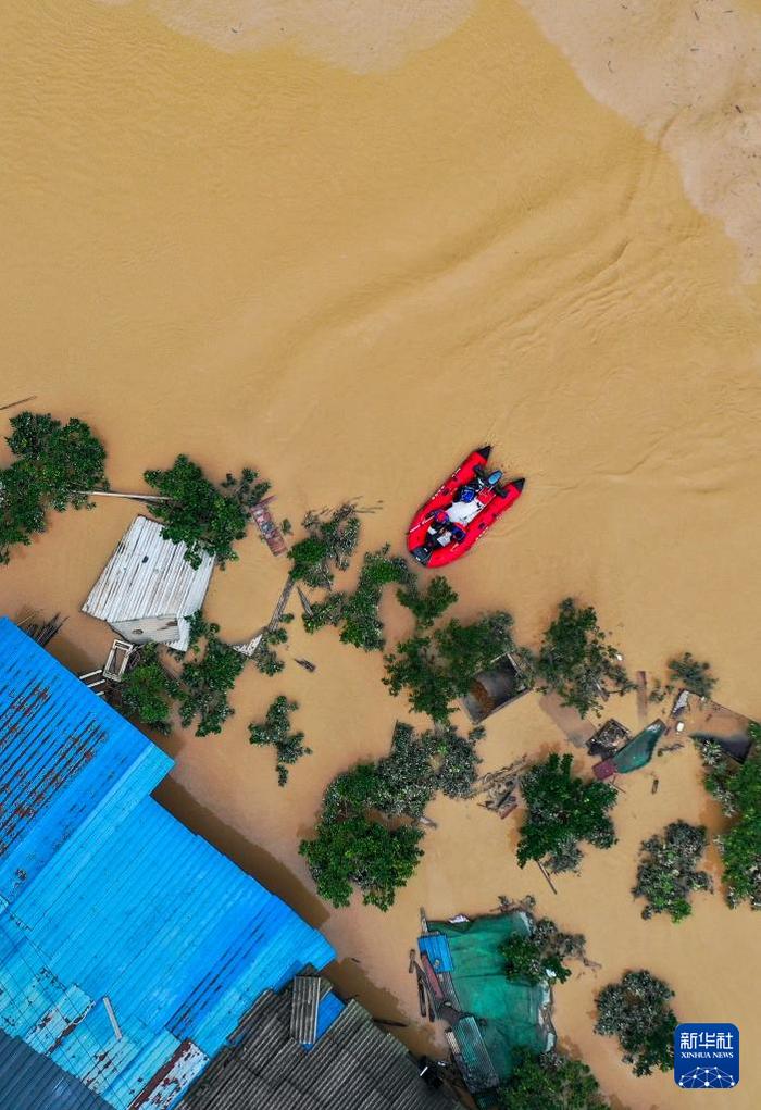 重庆12区县遭遇大暴雨 29条河流出现超警戒水位洪水