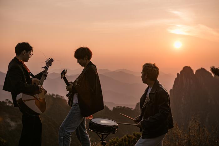 黄山山巅夜市+花山烟花瀑布+太平湖水上嗨玩……