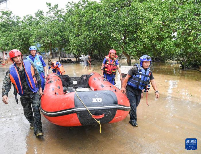 重庆12区县遭遇大暴雨 29条河流出现超警戒水位洪水