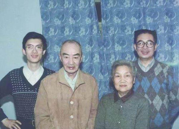 △张存浩(右一)与父母及家人合影。