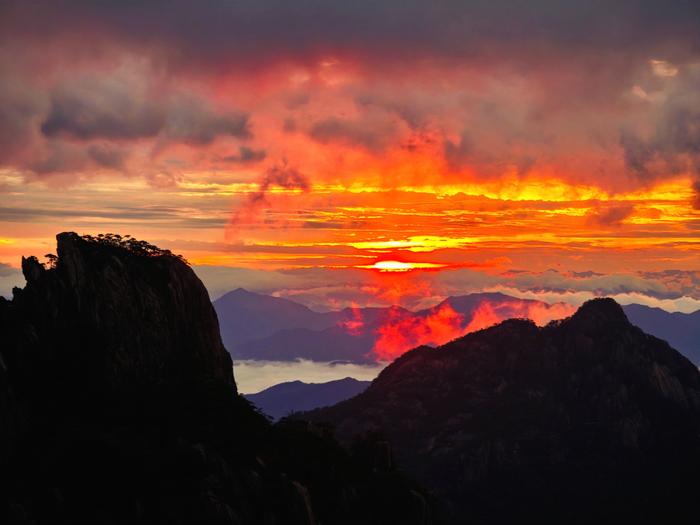 黄山山巅夜市+花山烟花瀑布+太平湖水上嗨玩……