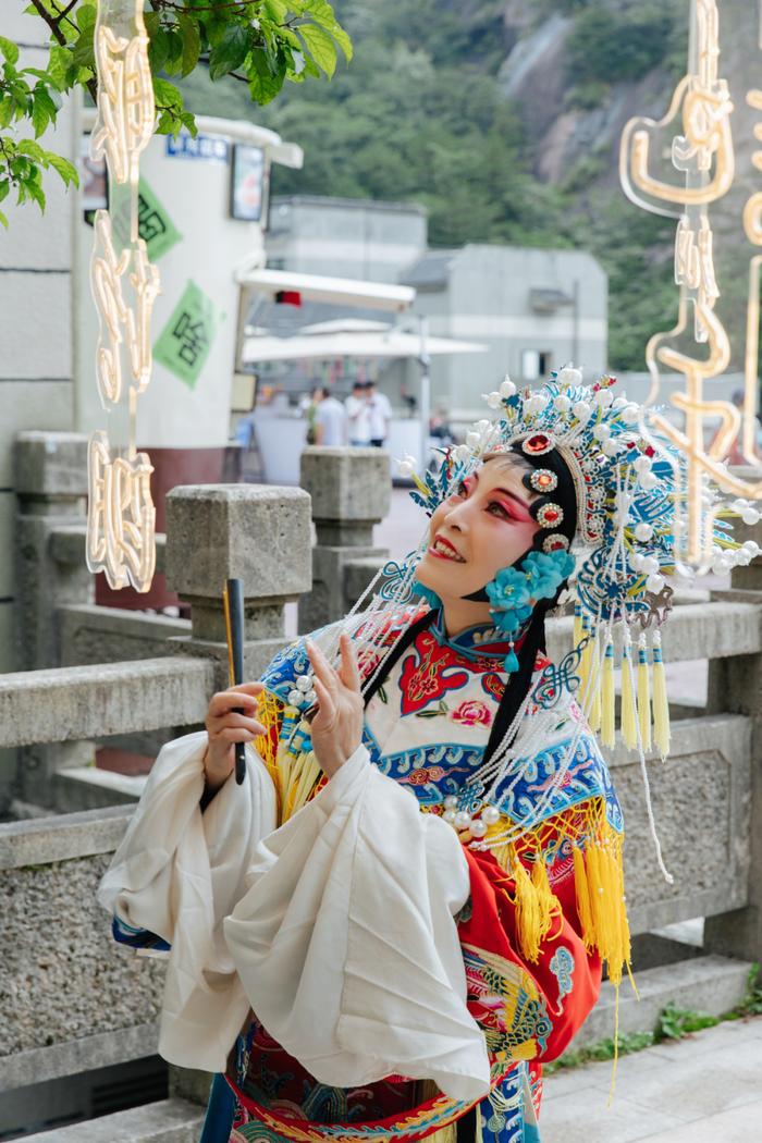 黄山山巅夜市+花山烟花瀑布+太平湖水上嗨玩……