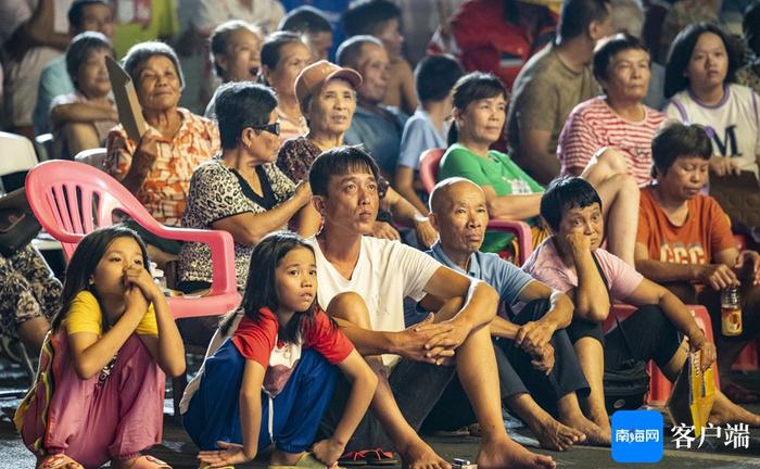 组图丨时隔一年！海南“村VA”铺前站的人气又回来了