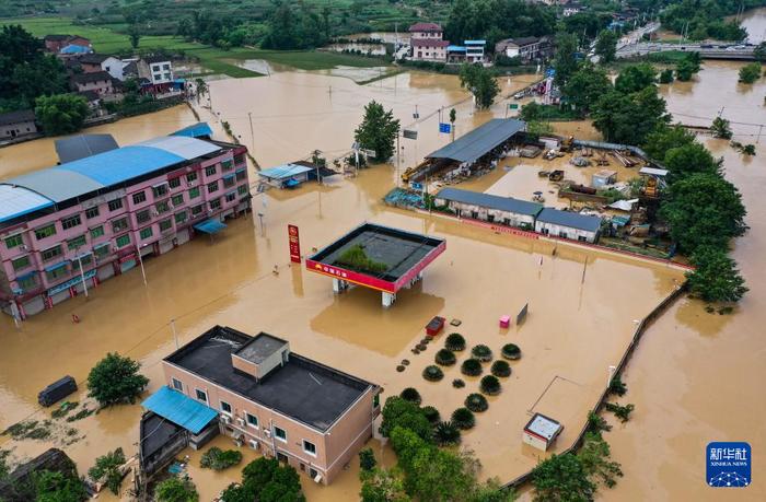 重庆12区县遭遇大暴雨 29条河流出现超警戒水位洪水