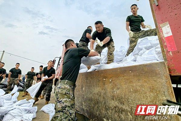 “看到你们来了，我就心安了” 团洲垸八旬老人的这句话让武警官兵感动又暖心