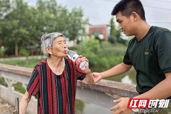 “看到你们来了，我就心安了” 团洲垸八旬老人的这句话让武警官兵感动又暖心