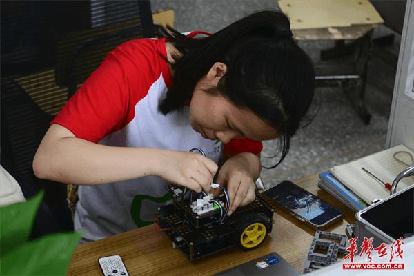 吉首大学“码上彩虹”三下乡：科技教育点亮乡村 智能机器人课程启迪童心创新