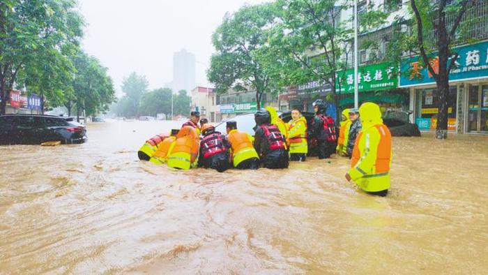 强降雨致多地发生险情 湖北公安机关紧急出动 风雨中为群众撑起“安全伞”