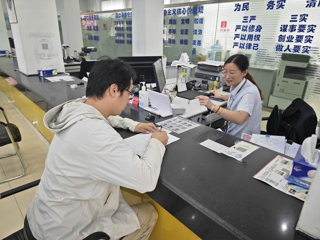 在上海这个街道，台账少了，社工们纷纷从“专岗”转向“全科”……