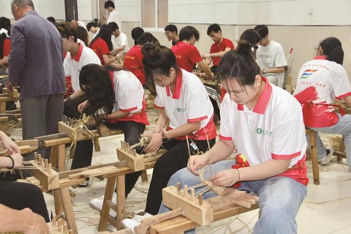 编织一双草鞋 体悟一段历史