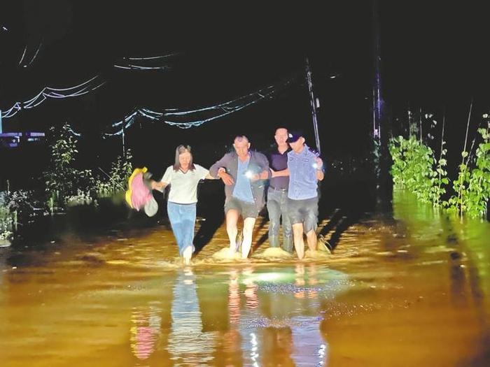 强降雨致多地发生险情 湖北公安机关紧急出动 风雨中为群众撑起“安全伞”