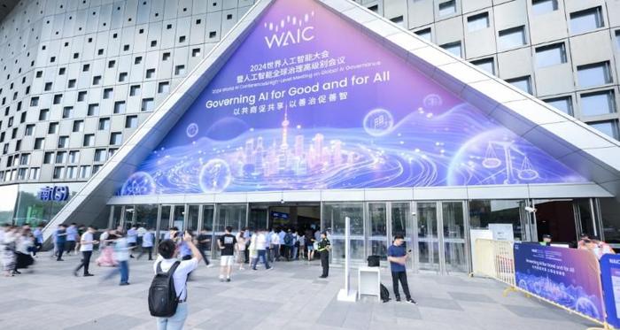 WAIC 2024多款空间计算产品亮相，Meta/微美全息拥抱AR+AI技术引领潮流