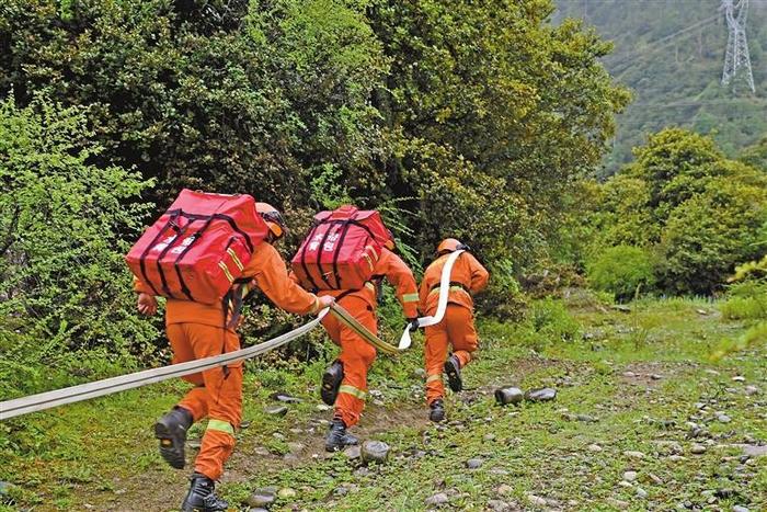 林芝市森林消防支队巴宜中队开展山地水泵架设与撤收实战训练