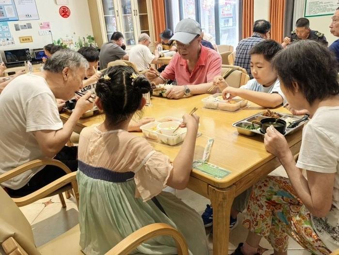 “消夏”菜、买大荤送“素菜盲盒”...入伏了，长宁区社区食堂上新“清凉”好味道