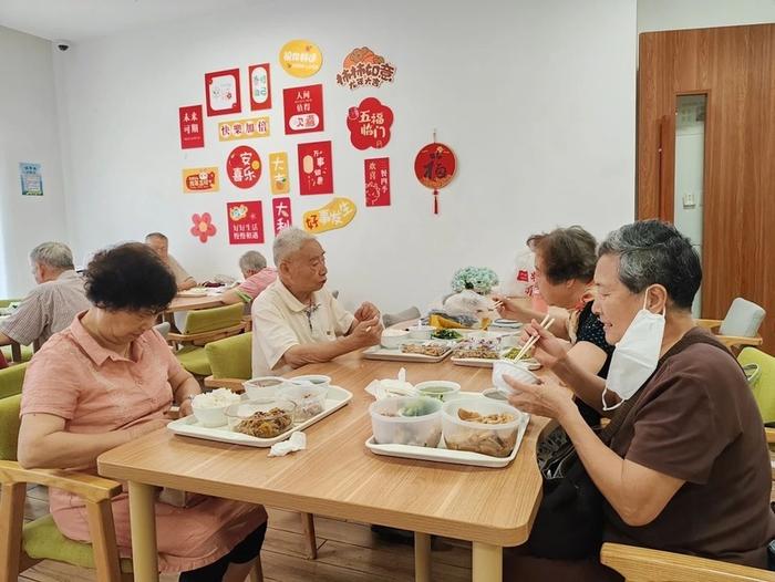 “消夏”菜、买大荤送“素菜盲盒”...入伏了，长宁区社区食堂上新“清凉”好味道