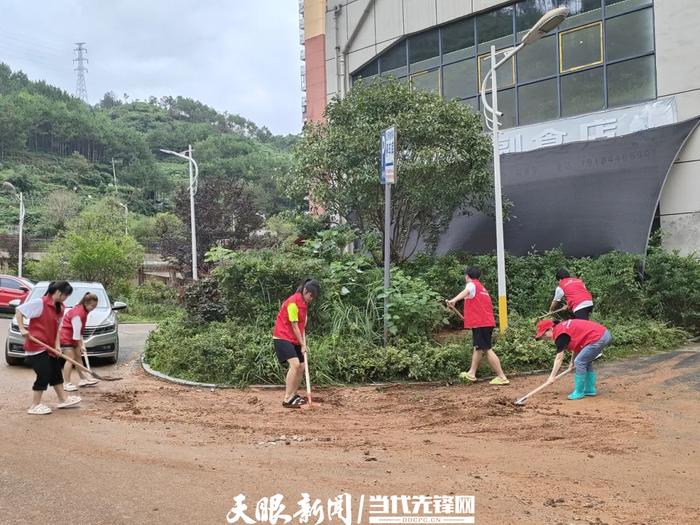 道路清淤、陪伴老人、辅导作业……贵州健康职院开展“三下乡”实践活动