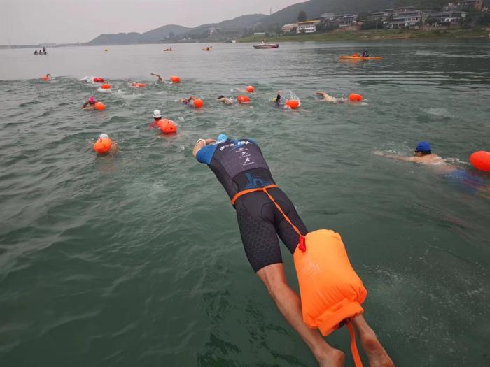 北京平谷举办横渡金海湖活动 再掀运动热潮