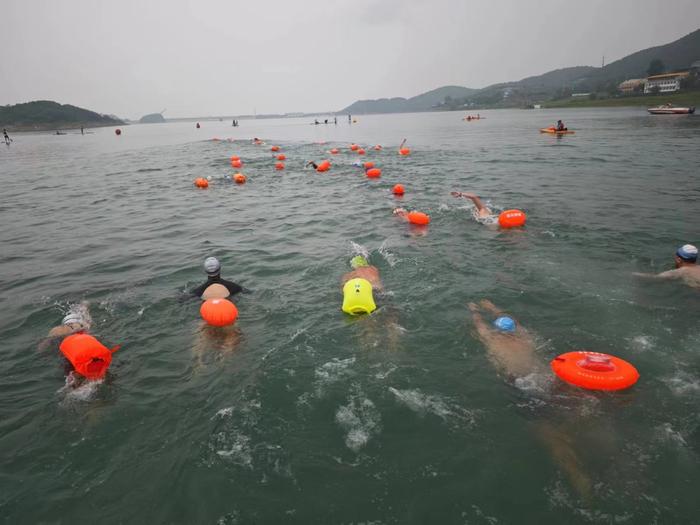 北京平谷举办横渡金海湖活动 再掀运动热潮