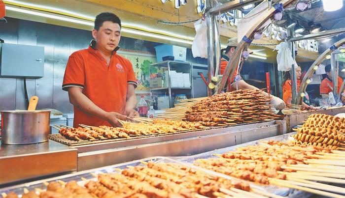 夜市里 美食飘香人声鼎沸