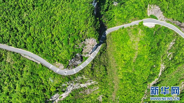 湖北鹤峰：绝壁上的雕崖公路