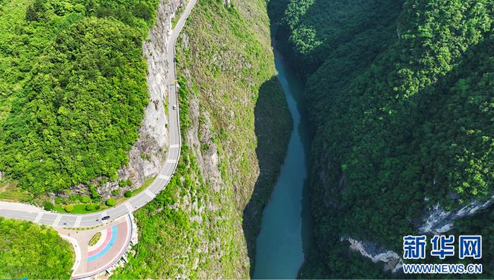 湖北鹤峰：绝壁上的雕崖公路